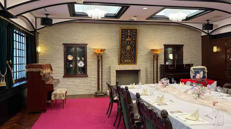 披露宴会場、結の間。クラシカルな印象で置いてあるピアノや家具などが、素敵でした。