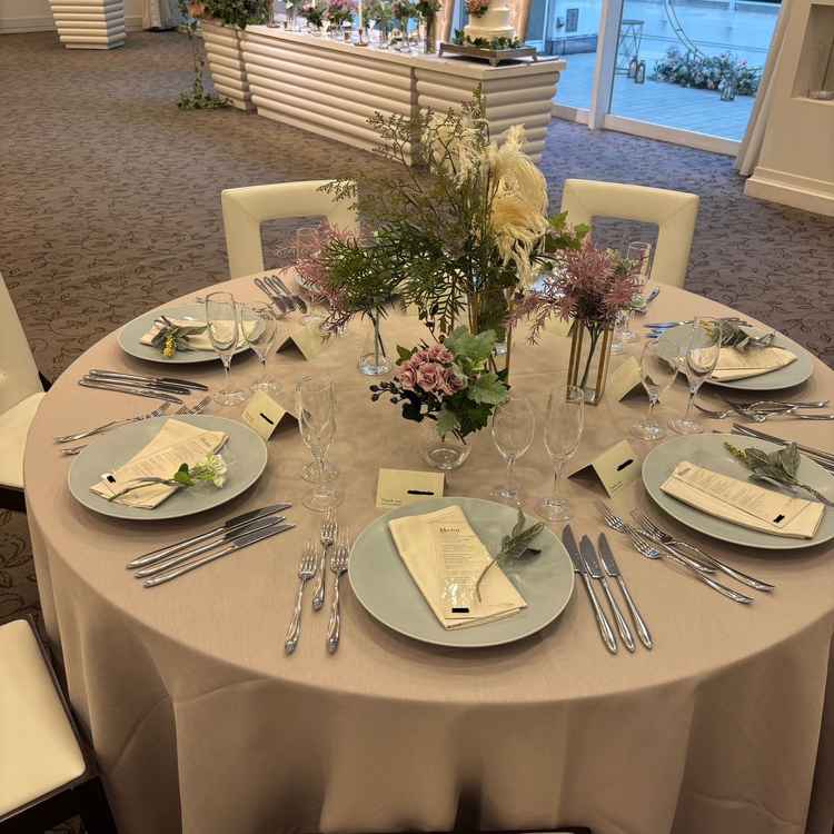 披露宴会場のテーブルコーディネートが綺麗でした。キッズスペースもあり喜ばれそうです。