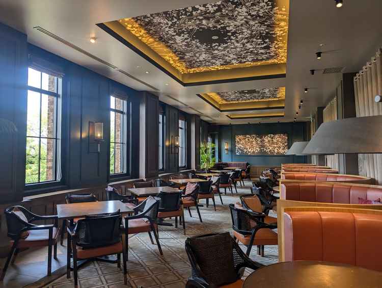 ゲストの待合室。広々していて、半個室のテーブルがいいなと思いました。