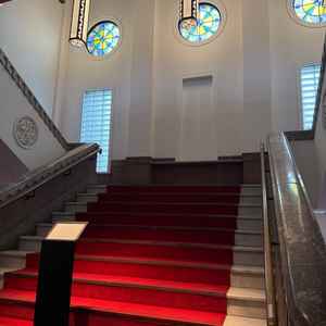 入ってすぐにインパクトのある赤い絨毯でひかれた大階段！迫力があって圧倒感のある感じがとても良かった。