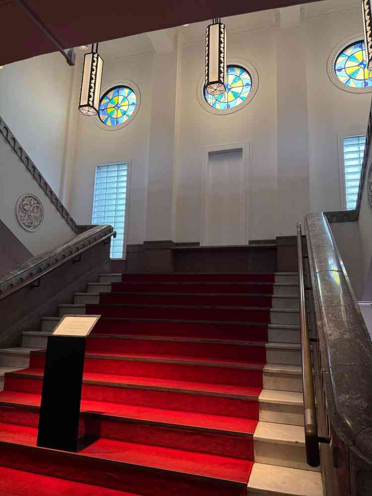 入ってすぐにインパクトのある赤い絨毯でひかれた大階段！迫力があって圧倒感のある感じがとても良かった。