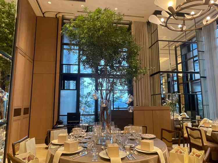 テーブルの中心に大きな木があり、このホテルの自由度の高さがわかる