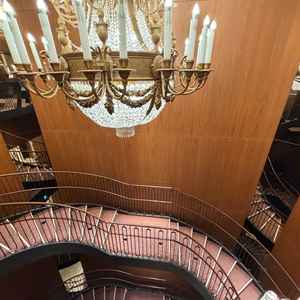 シャンデリアと螺旋階段