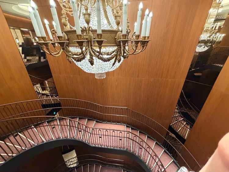 シャンデリアと螺旋階段