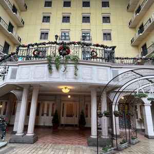 チャペルを出た後に正面に見える建物。これから色を塗り直す工事をされるそうで来秋には終了とのこと。