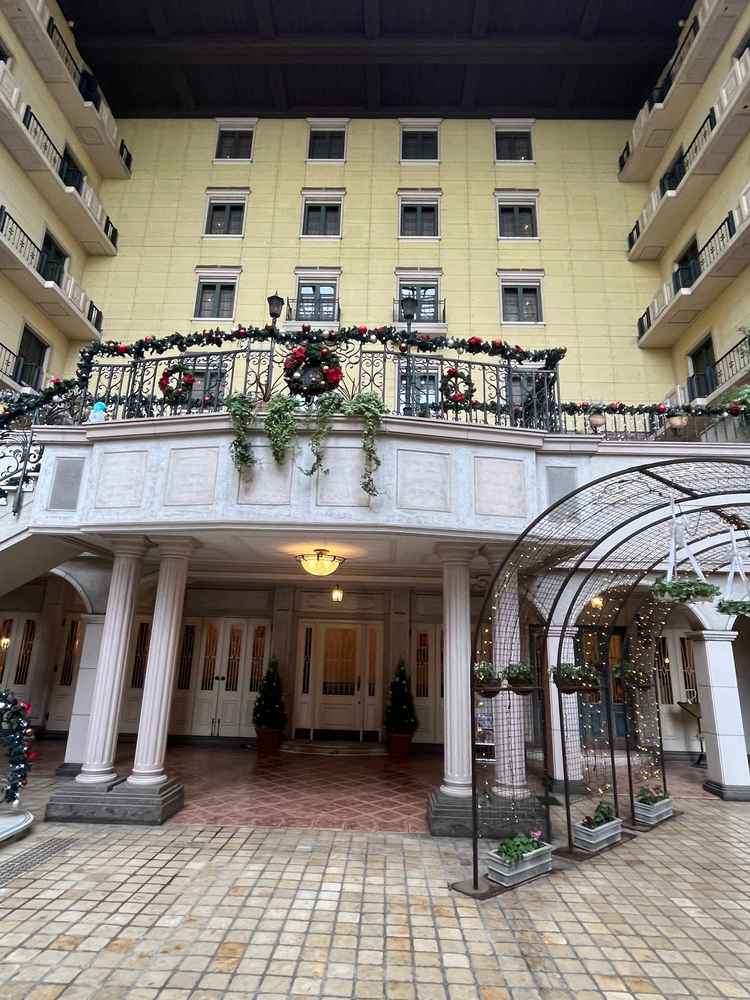 チャペルを出た後に正面に見える建物。これから色を塗り直す工事をされるそうで来秋には終了とのこと。