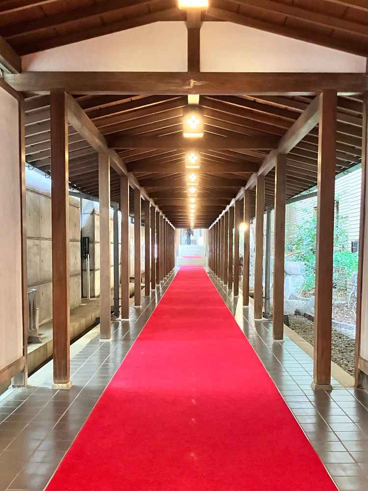 雨の日は屋根のあるこちらの廊下から参進の儀を執り行います。厳かな雰囲気でとても素敵な場所でした。