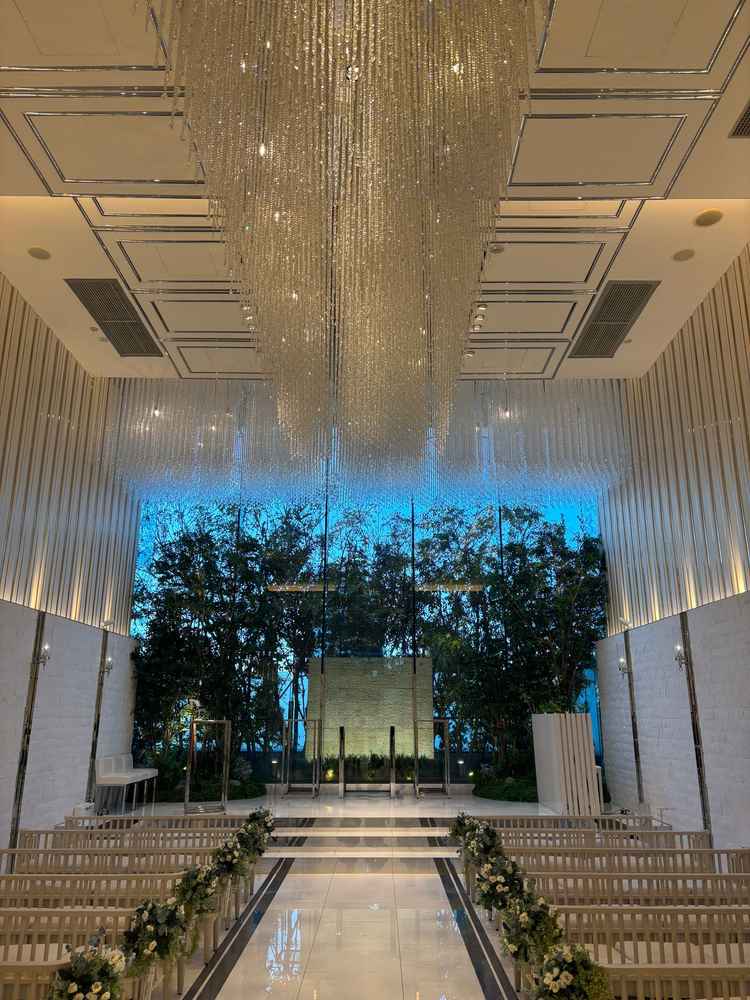 式場の写真。シャンデリアが綺麗でした。