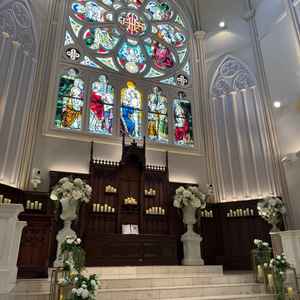 チャペル内のステンドグラスの写真。光が差し込んで綺麗でした。