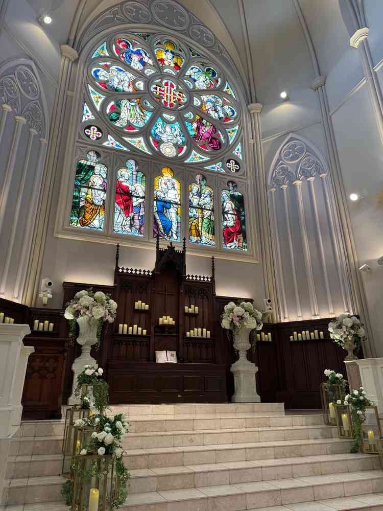 チャペル内のステンドグラスの写真。光が差し込んで綺麗でした。