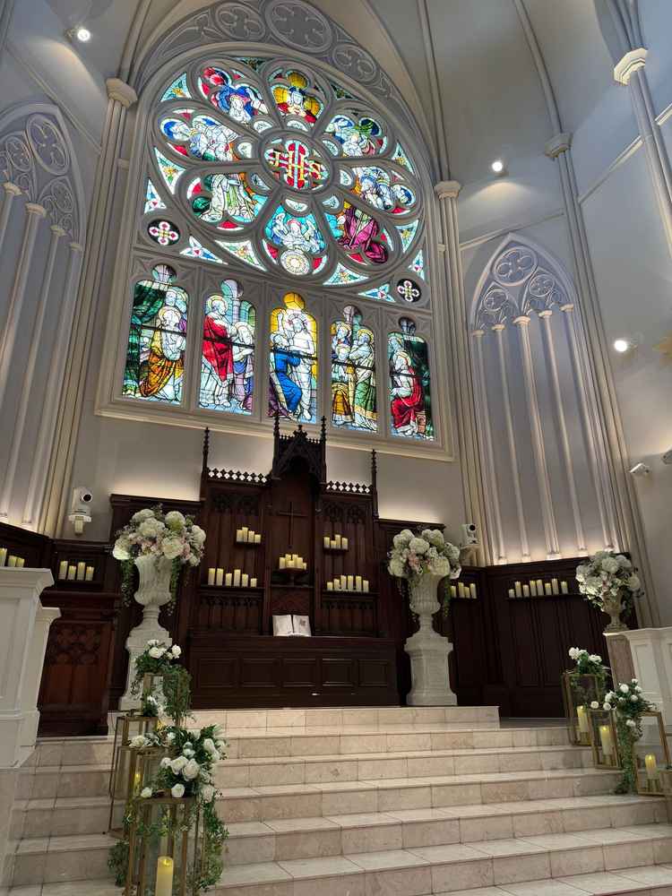 チャペル内のステンドグラスの写真。光が差し込んで綺麗でした。