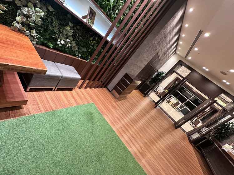 芝のあるエリアとお食事をするエリアとの間には少し距離があります。