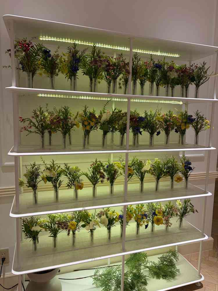 ゲストが好きな花を選んで自分の席に持ってくやつ