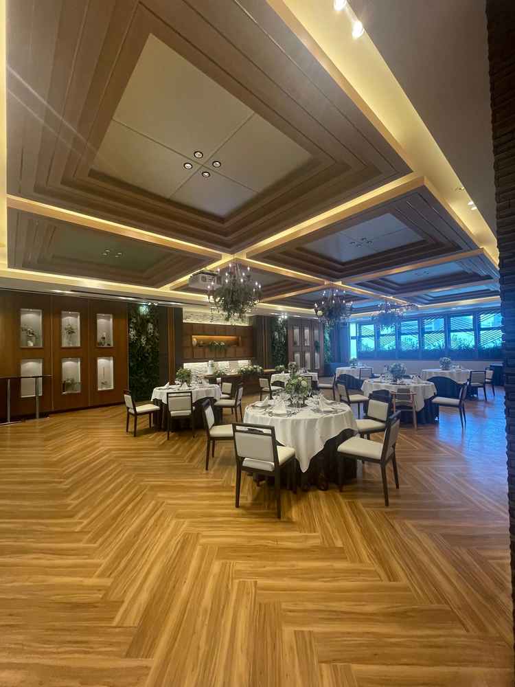 今どきなナチュラルテイストの披露宴会場でした。