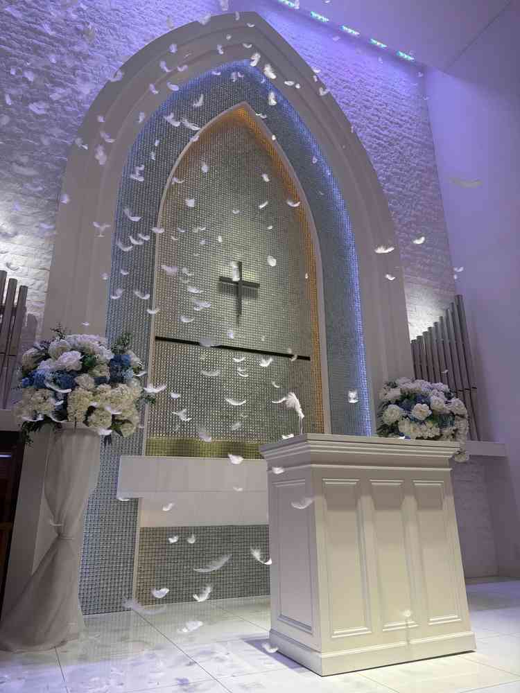 フェザーの演出も！！ゲストの皆様にも幸せが舞い降りますように、という想いが込められているとのこと。