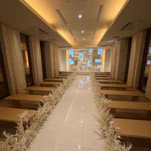 挙式会場の写真。今年の夏にリニューアルされたばかり。曇っていたが自然光が入ってきて綺麗だった。