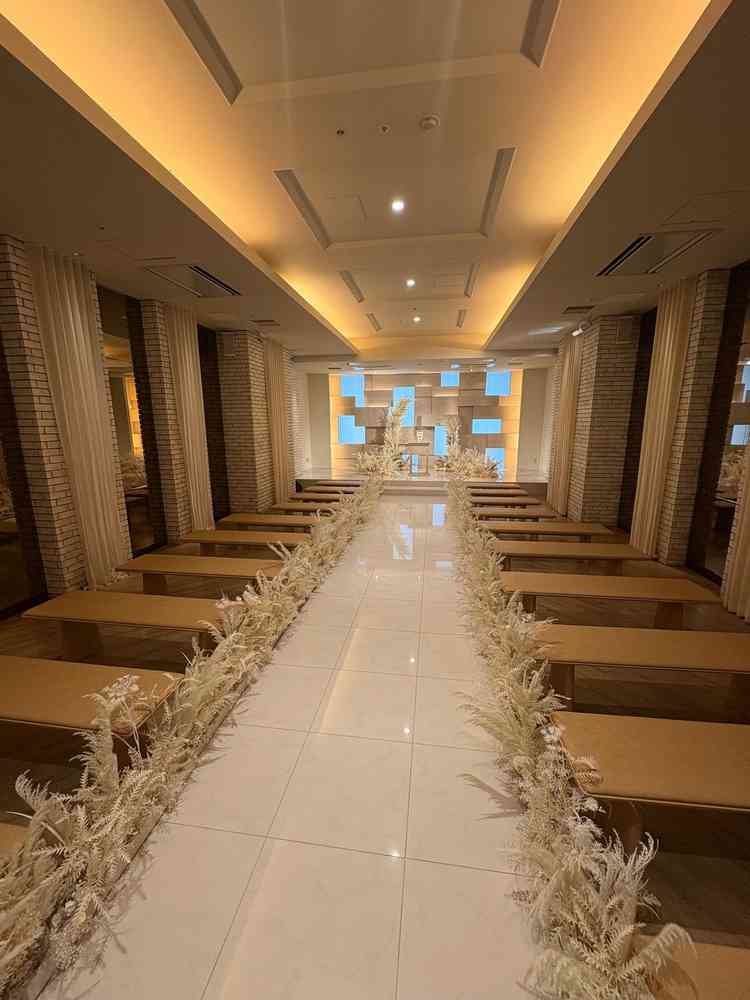 挙式会場の写真。今年の夏にリニューアルされたばかり。曇っていたが自然光が入ってきて綺麗だった。