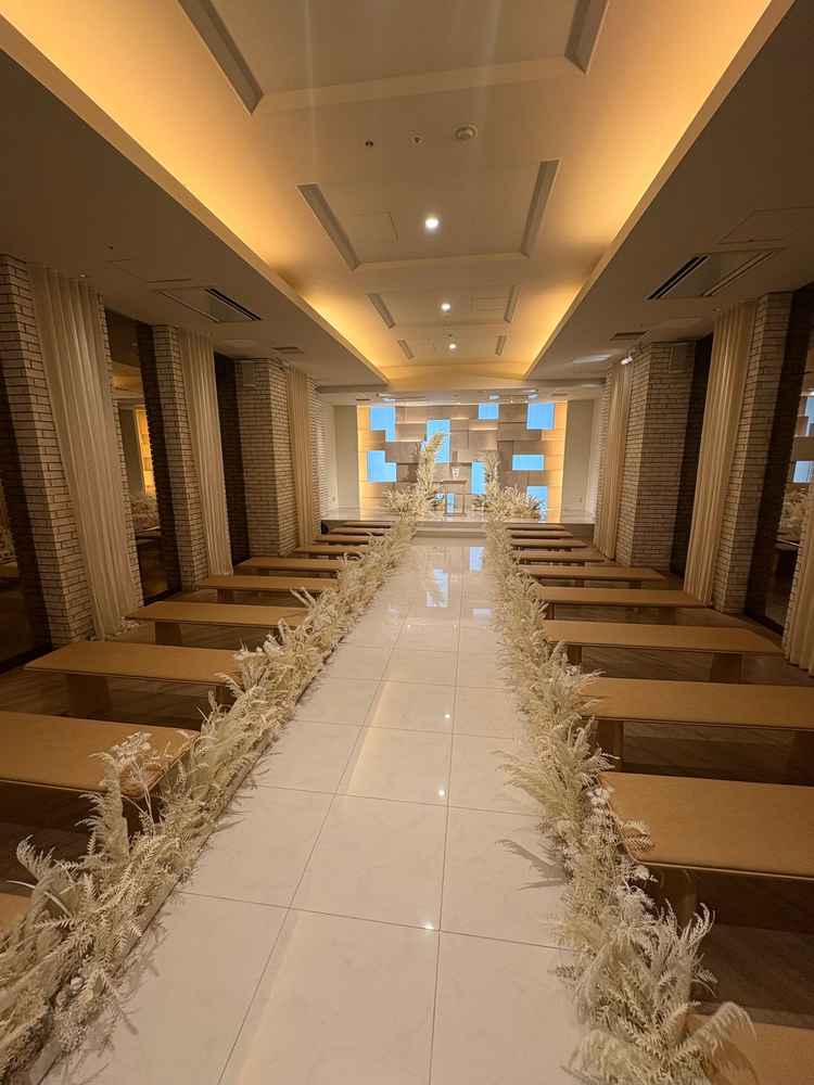 挙式会場の写真。今年の夏にリニューアルされたばかり。曇っていたが自然光が入ってきて綺麗だった。