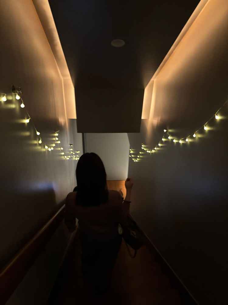 挙式・披露宴会場へ降りる階段。ここに写真を飾ることもできる