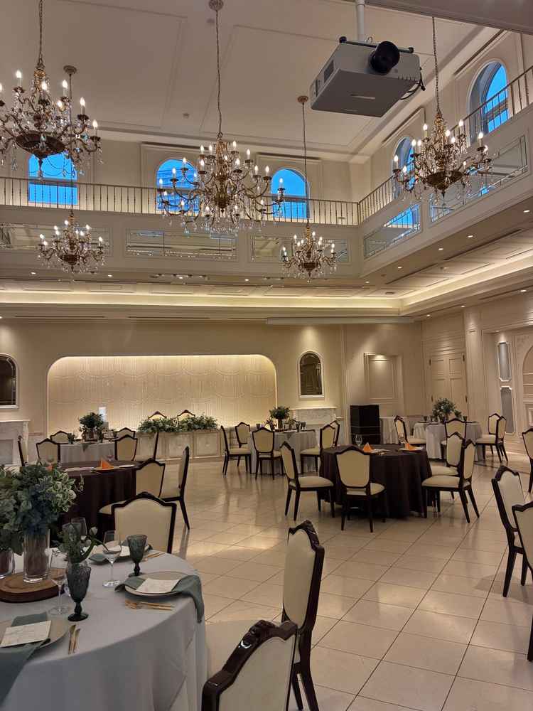 披露宴会場。収容人数も多く、外のベランダも合わせて天井が高く開放感がありました。