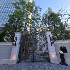 外観の写真。都会にたたずむ一軒家のスタイルがとても良かったです。扉がフランスから取り寄せた鉄らしい。