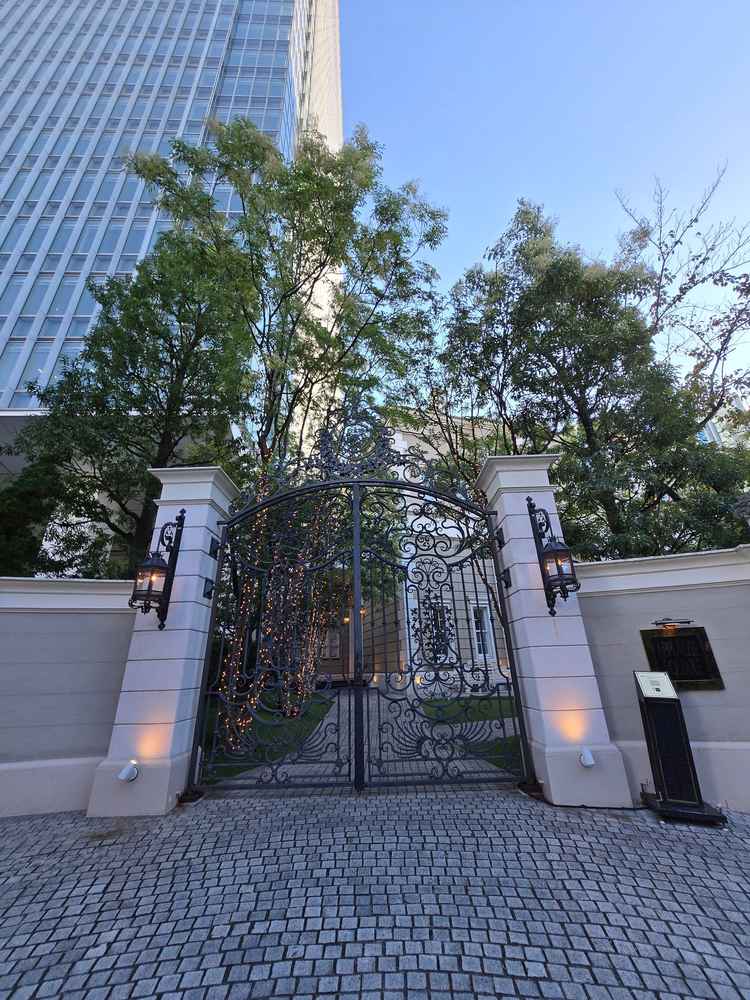 外観の写真。都会にたたずむ一軒家のスタイルがとても良かったです。扉がフランスから取り寄せた鉄らしい。