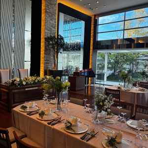 開放的な披露宴会場。ゲストテーブルは各グループの人数によって自由に並べることができる。