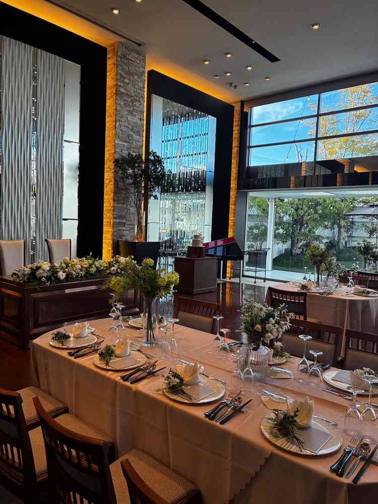 開放的な披露宴会場。ゲストテーブルは各グループの人数によって自由に並べることができる。