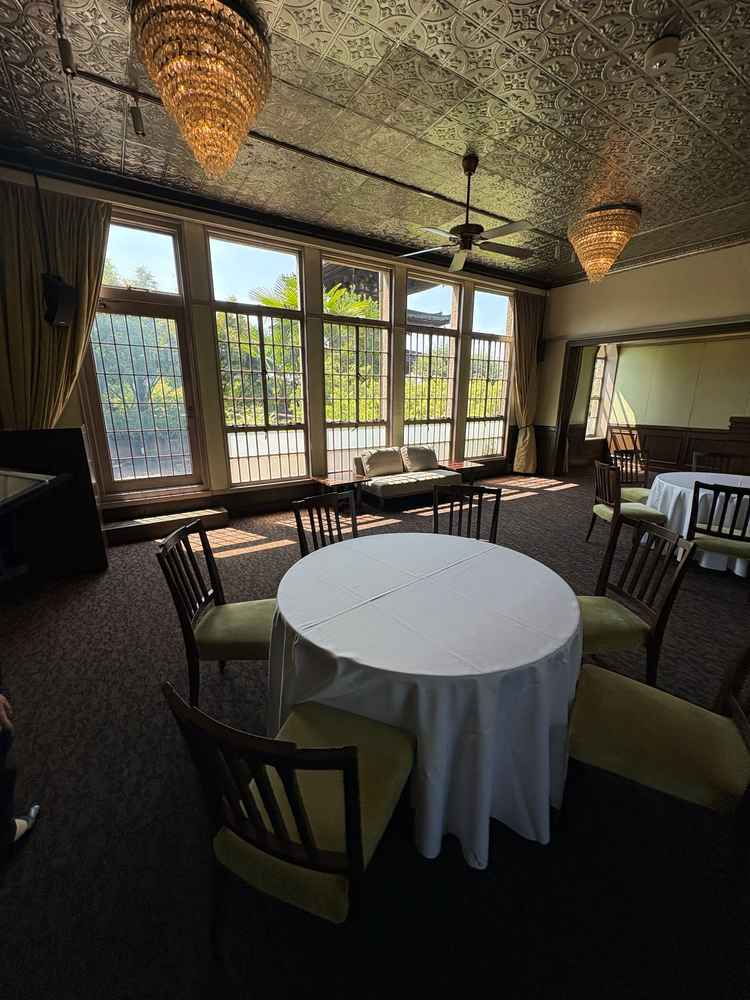 本館のアトリエという披露宴会場。手が届きそうなほど近くに五重塔を感じることができる。