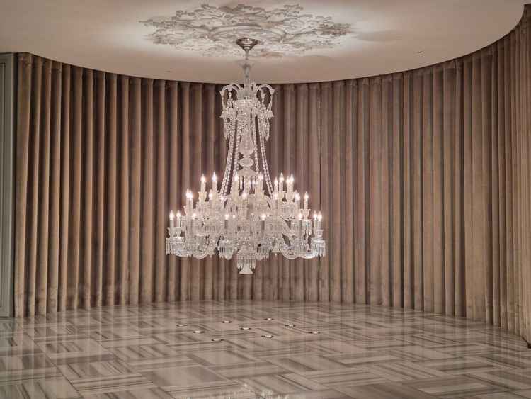 チャペルの最奥にはこの式場を象徴するシャンデリア。女優ライト効果もあり写真が映えそう。