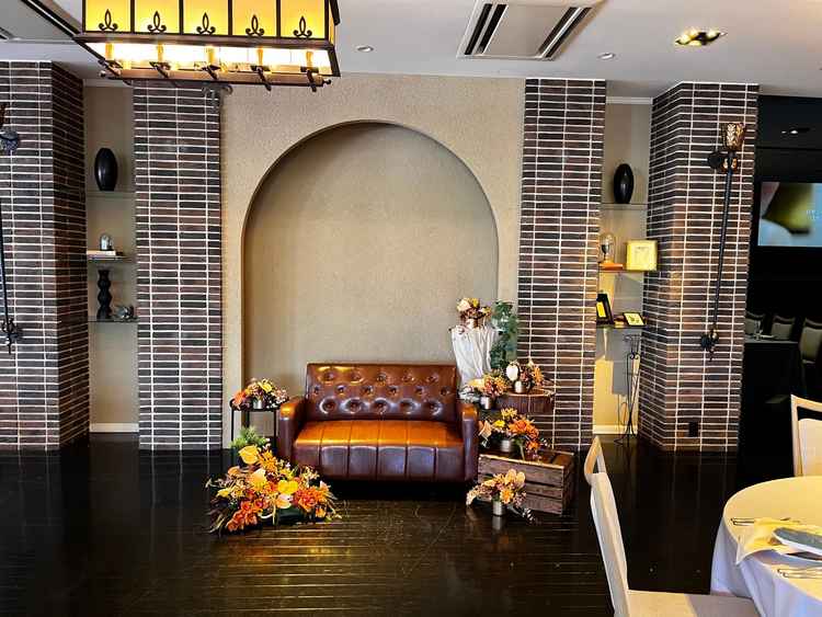 黒を基調とする披露宴会場の高砂の写真。ヴィンテージ感のあるソファが雰囲気を醸し出していた。