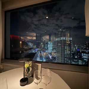 最上階で試食できました。庭園の緑とは一転、都会の夜景を楽しめました。