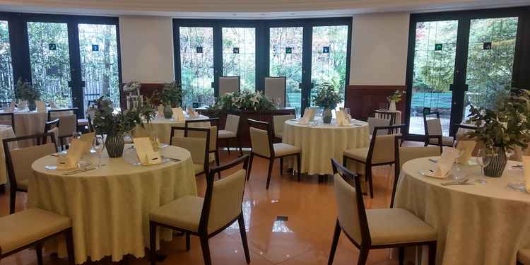 少人数挙式に使用される1階にある披露宴会場。日差しもしっかり入り、お庭への出入りは自由とのことです。