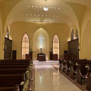 暖かい雰囲気のチャペルでした。照明や壁の色までこだわっているそうです。全天候型なのも便利だと思います