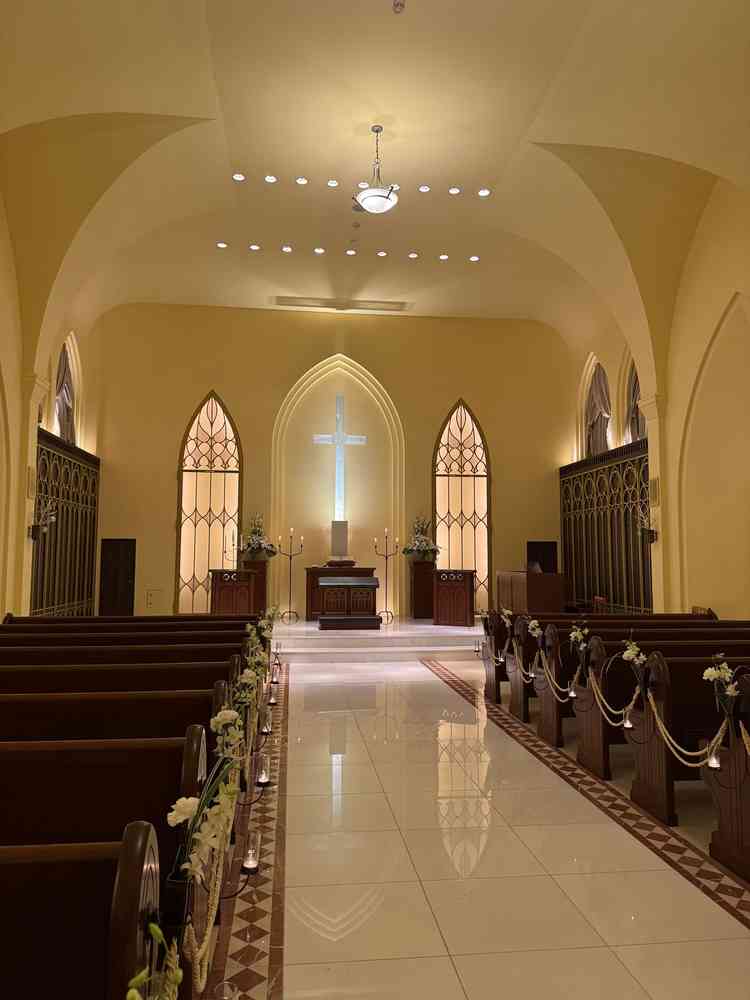 暖かい雰囲気のチャペルでした。照明や壁の色までこだわっているそうです。全天候型なのも便利だと思います