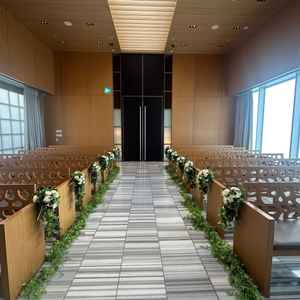 天井を開け、カーテンを開けて明るくすることもできるそうです。