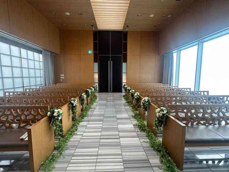 天井を開け、カーテンを開けて明るくすることもできるそうです。