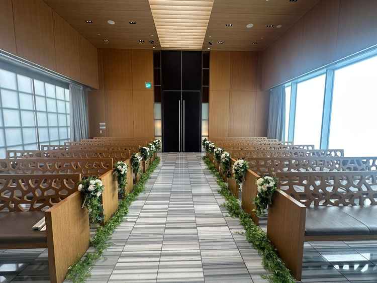 天井を開け、カーテンを開けて明るくすることもできるそうです。