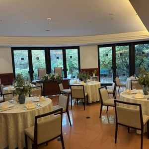 少人数用披露宴会場/扇形の珍しいレイアウト。外にガーデンもありとても雰囲気が良かった