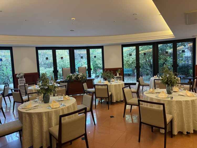 少人数用披露宴会場/扇形の珍しいレイアウト。外にガーデンもありとても雰囲気が良かった