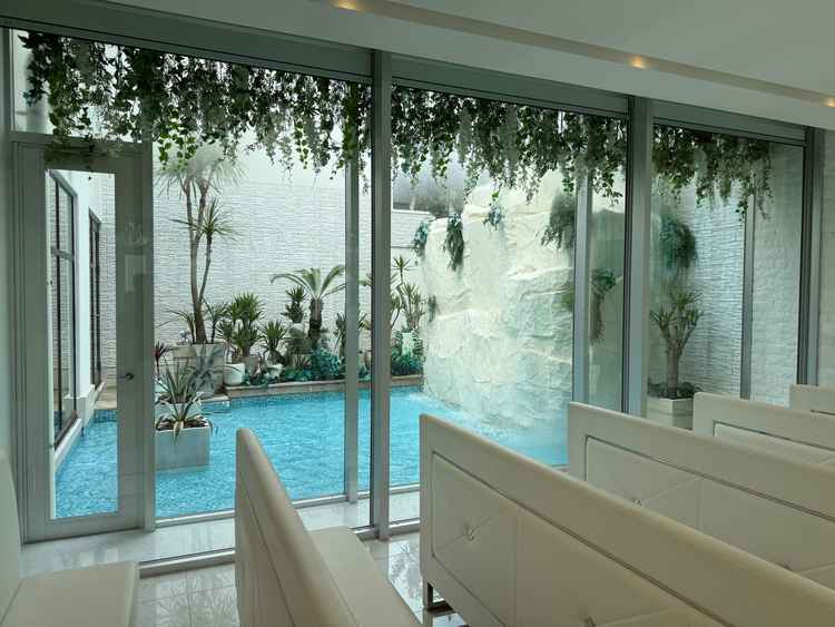 横には滝が流れている式場です。とてもきれいでした。