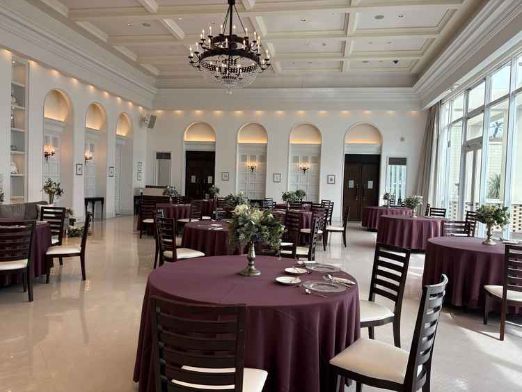 披露宴会場。最大15卓置けて、大人数も入れるスペースでした。机と机の感覚もゆとりがありよかったです。