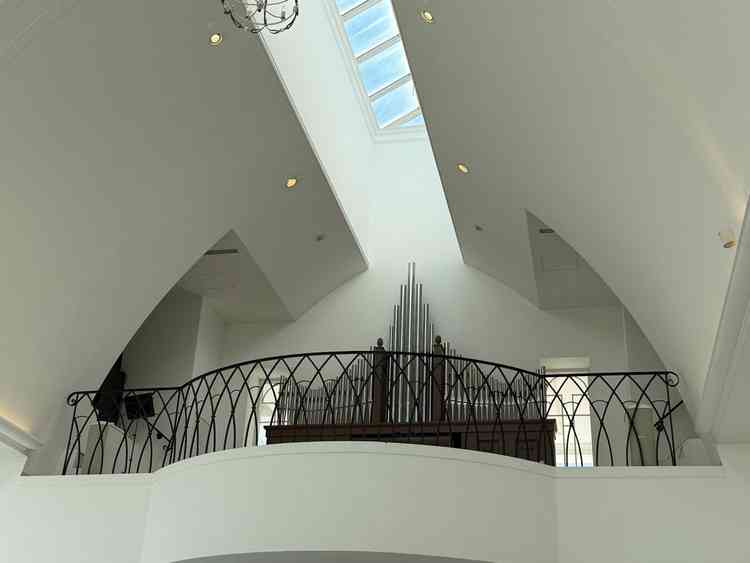 チャペル内のパイプオルガン、演奏場