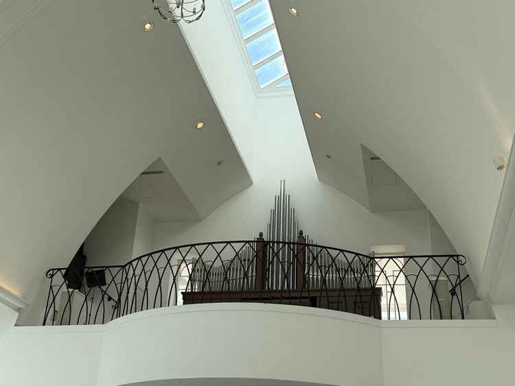 チャペル内のパイプオルガン、演奏場