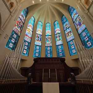 スタンドガラスとパイプオルガンが印象的でした