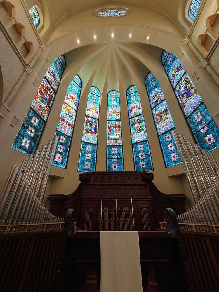 スタンドガラスとパイプオルガンが印象的でした