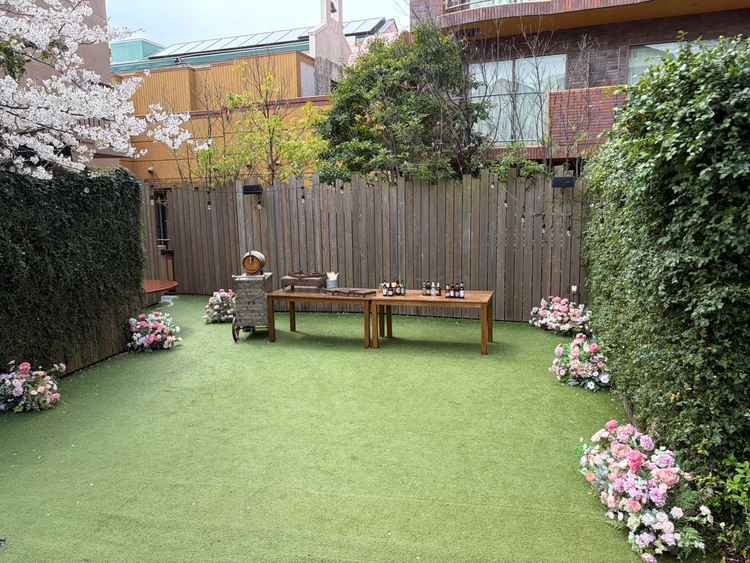 旧青葉邸の新緑が綺麗なガーデンです。４月始めだったため、桜が綺麗でした。