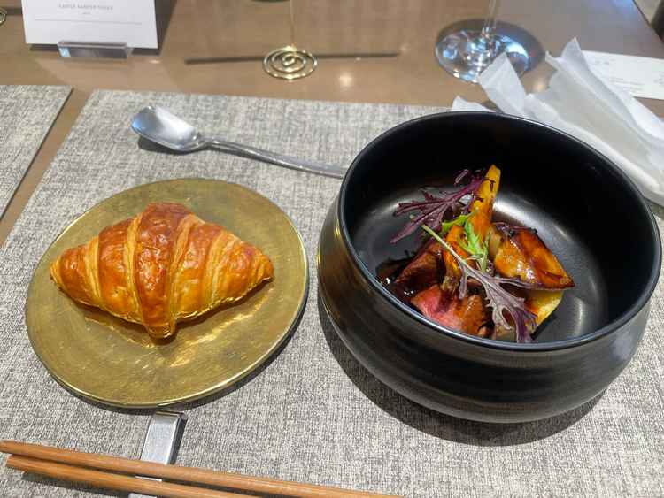 メイン料理のお肉とクロワッサンが絶品でした。