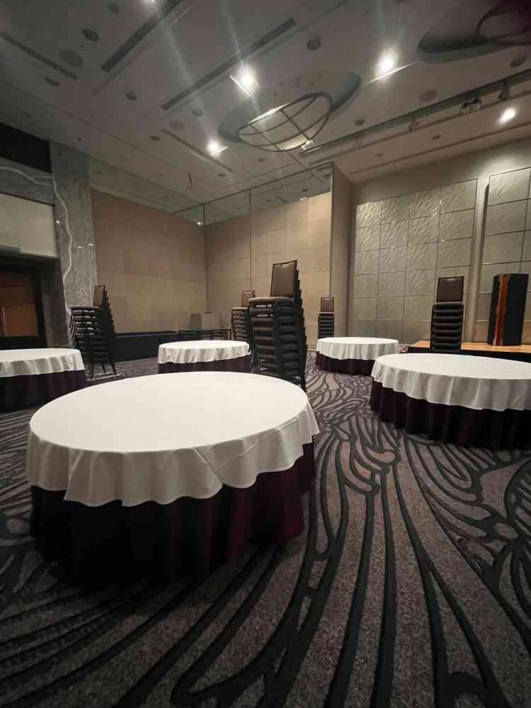 地下の披露宴会場。天井が高く閉塞感がない。