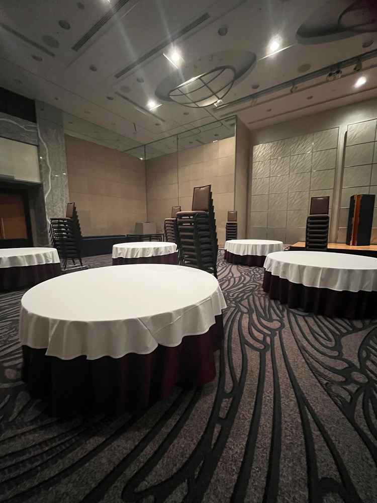 地下の披露宴会場。天井が高く閉塞感がない。